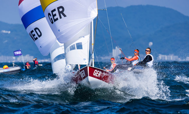 Die Disqualifikation vom Vortag scheinbar mühelos abgeschüttelt: Luise Wanser und Anastasiya Winkel im 470er. © Sailing Energy / World Sailing