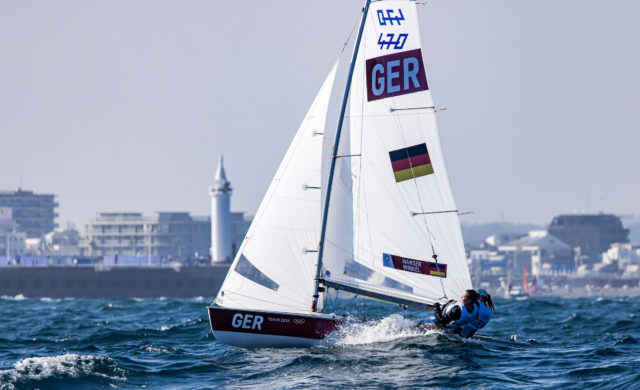 Ein Spitzenplatz in Enoshima bleibt das Ziel der Hamburger 470er-Frauen Wanser und Winkel. © Sailing Energy / World Sailing