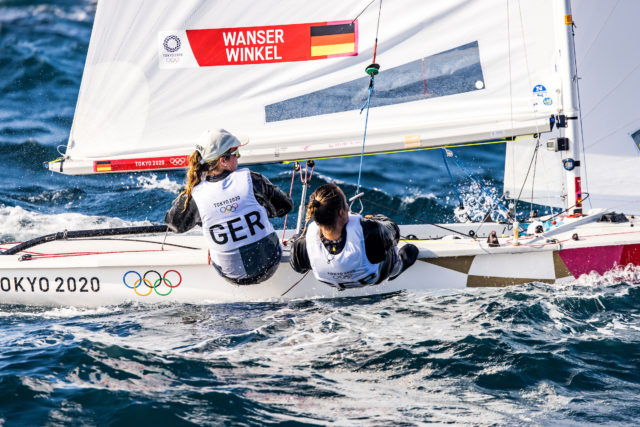 Anastasiya Winkel im 470er-Trapez vor der Steuerfrau Luise Wanser: Nach den starken Rennen erfolgte die Disqualifikation, weil die Trapezweste der Vorschoterin zu schwer war. © Sailing Energy / World Sailing