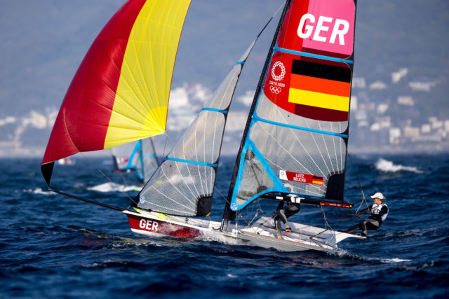 Die deutschen Farben weit vorne. Es könnte am Montag im 49erFX die erste Segelmedaille der Frauen seit Amelie Lux 2000 in Sydney geben, die “Silber” im Surfen gewann. © Sailing Energy / World Sailing