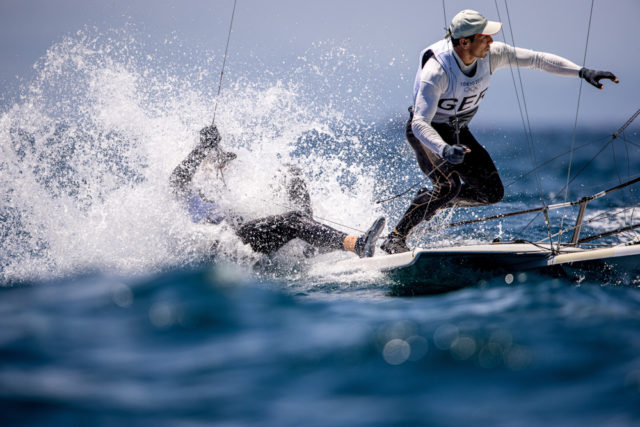 Am Vortag kämpften Erik Heil – hier in der Vollgussdusche – und Thomas Plößel mit den rauen Bedingungen, am Freitag dann in lauer Brise. © Sailing Energy / World Sailing