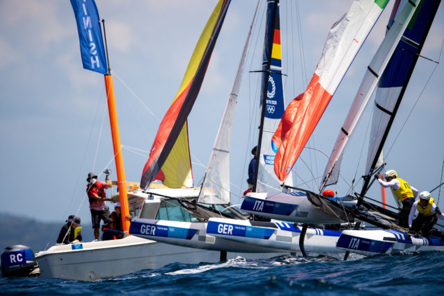 Jeder Meter zählt, wenn die fliegenden Nacra 17 auf die Ziellinie zukommen. 2021.<br />© Sailing Energy / World Sailing