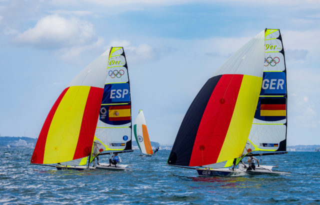 Hier kein Sparring wie sonst, sonst Kampf um jeden Meter: Heil/Plößel und Botin/Lopez, die mit besseren Chancen ins Medal Race gehen. © Sailing Energy / World Sailing