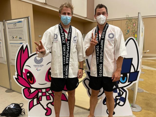 Erik Heil (links) und Thomas Plößel waren die ersten deutschen Segler vor Ort und akklimatisierten sich frühzeitig im Tokio-Look. Foto: privat