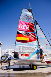 Gute Laune bei Tina Lutz (links) und Susann Beucke.<br />© Sailing Energy / World Sailing