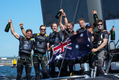 Die australische Crew um Tom Slingsby (links) feiert den Sieg im Sail GP Event in Plymouth
