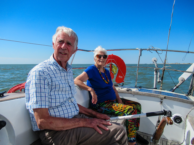 Auch heute sitzt Dick Koopmans Senior am liebsten an der Pinne. Bild: Archiv Koopmans