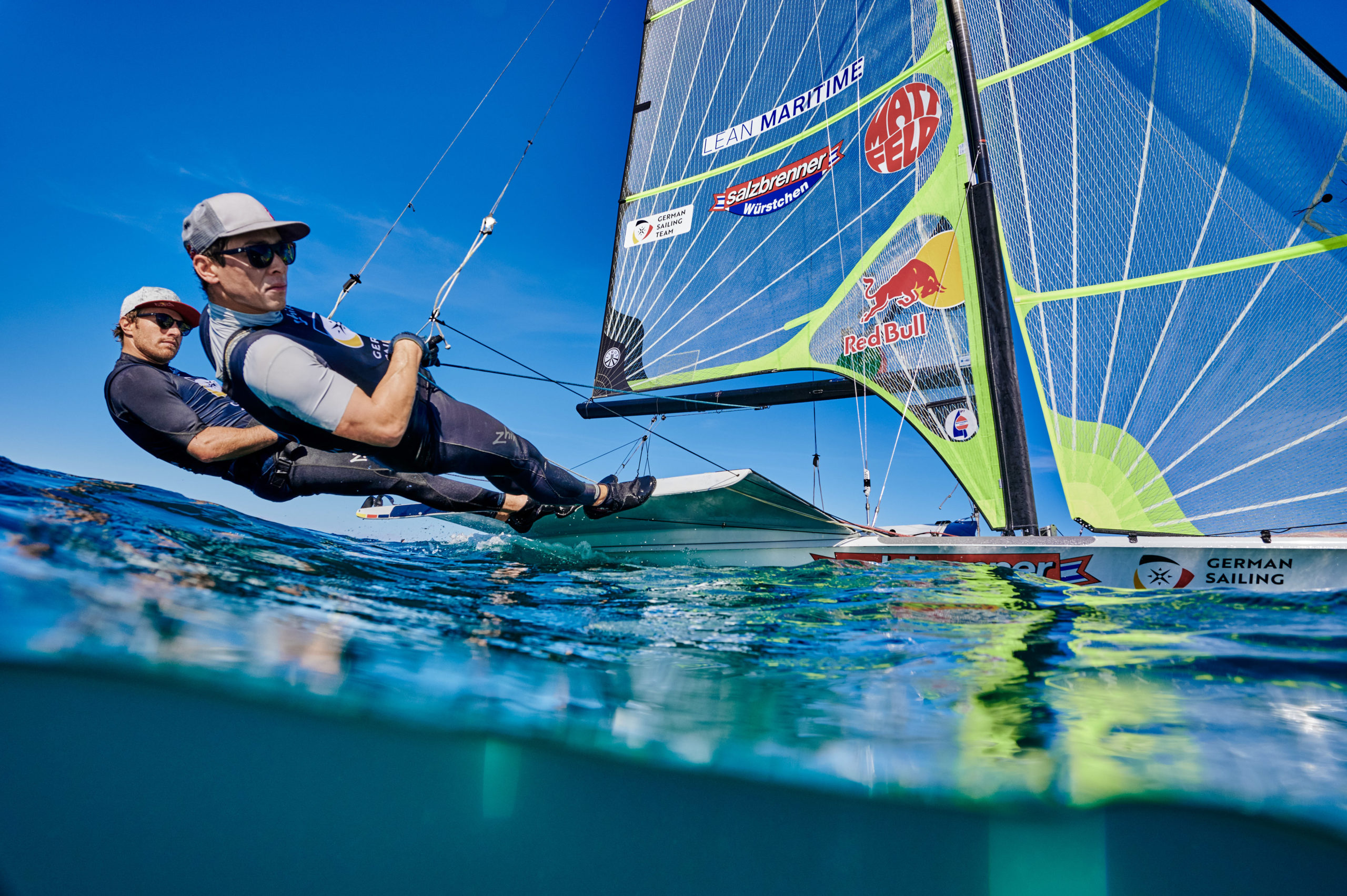 Dicht über der Wasseroberfläche trimmt das Duo Heil/Plößel seinen 49er bei allen Wind- und Wellenbedingungen optimal. Foto: Lars Wehrmann