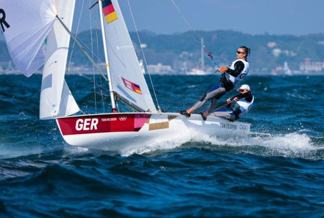 Gelungene Olympiapremiere: Luise Wanser und Anastasiya Winkel im 470er. Foto: Sailing Energy / World Sailing