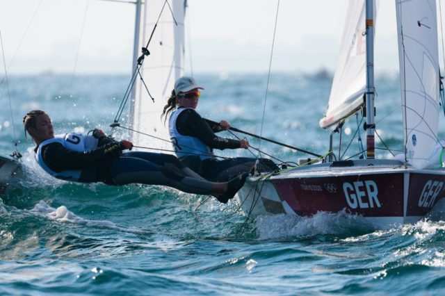 Luise Wanser und Anastasiya Winkel kämpften sich im zweiten 470er-Rennen bis auf den fünften Platz vor.<br />Foto: Sailing Energy / World Sailing