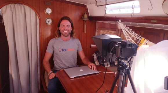Jan Christoph Athenstädt hat sich ein kleines Videostudio an Bord eingerichtet