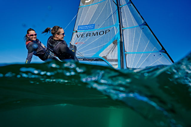 Die deutschen 49er-FX-Frauen durften sich über einen soliden ersten Olympiatag freuen. Archiv-Foto: Lars Wehrmann/DSV