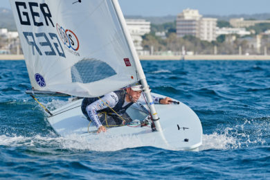 Philipp Buhl blickt konzentriert nach vorn mit dem Ziel, im Laser Edelmetall zu holen. Foto: Lars Wehrmann