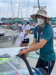 Vorschoter Thomas Plößel beim Bootscheck.
