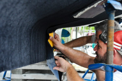 Das Antifouling Finsulate wird vom Hersteller oder Vertriebsstellen aufgebracht