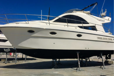 Eine Motoryacht, die mit dem Antifouling Finsulate ausgestattet ist