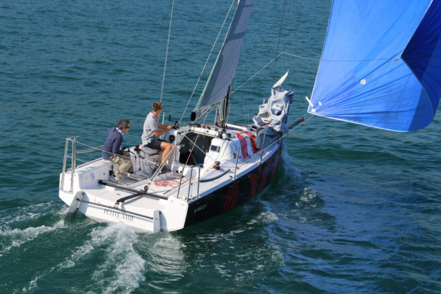 Von Sam Manuards First 27 SE (im Bild) gibt es jetzt eine abgespeckte Fahrtenversion