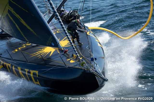 Sam Manuards IMOCA L'Occitaine mit Armel Tripon. Das flache Vorschiff gleitet eher über die Wellen, als dass es eintaucht