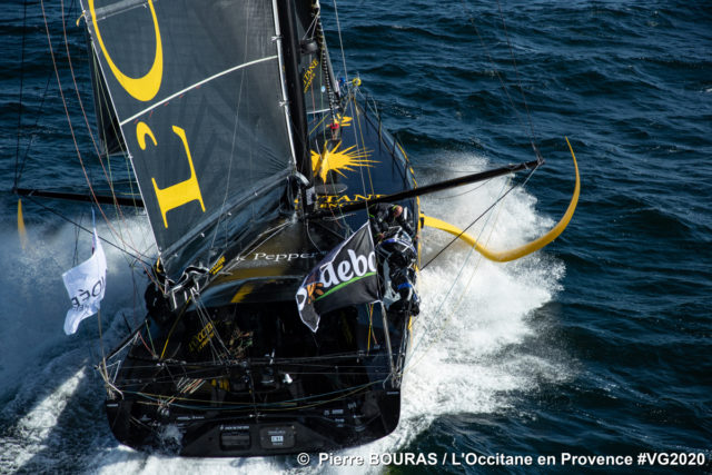 Sam Manuards IMOCA L'Occitaine mit Armel Tripon. Gut zu sehen die breiten Wasserlinien des Scows im Vorschiff