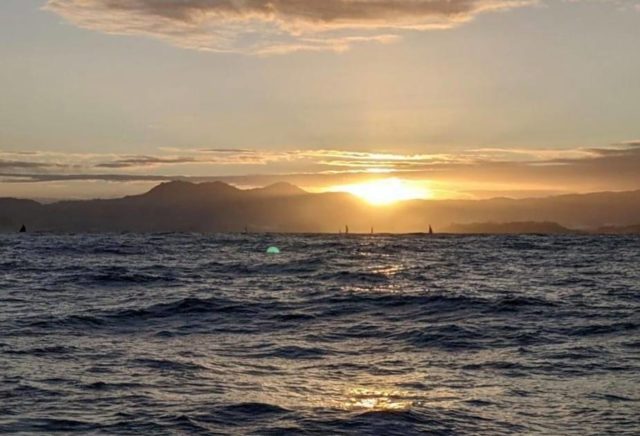 Morgenstimmung kurz nach dem Auslaufen einiger Minis nach der Schutzsuche vom Begleitboot aus fotografiert © mini-transat