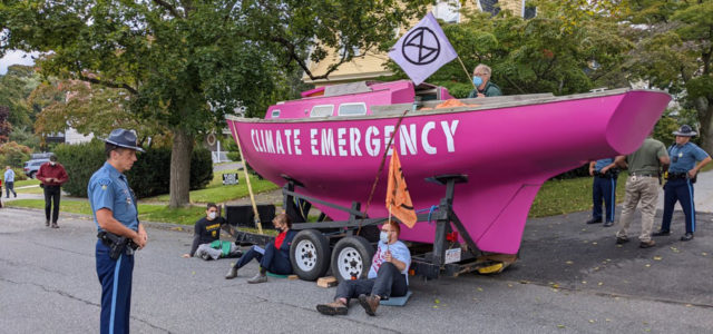 Klimaschutz: Aktivisten ketten sich an pinkes Boot