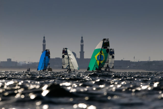 Spezielle Kulisse bei der Skiff WM im Oman.<br />© Sailing Energy / Oman Sail