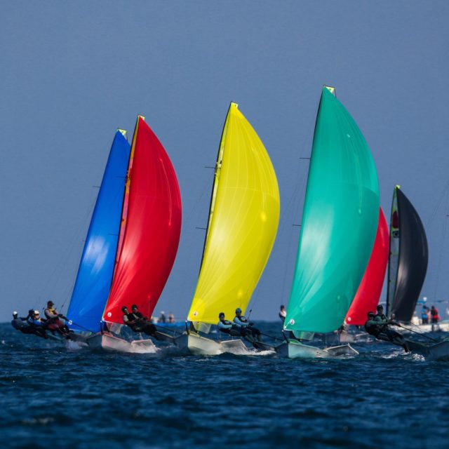 Farbenfrohe 49er Gennaker. ©Sailing Energy / Oman Sail