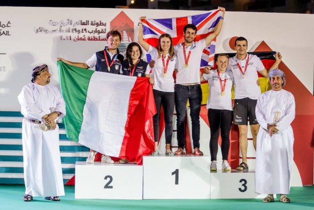 Olympia-Silber-Sieger GBR verteidigt den WM-Titel vor ITA und GER im Nacra. ©Sailing Energy / Oman Sail