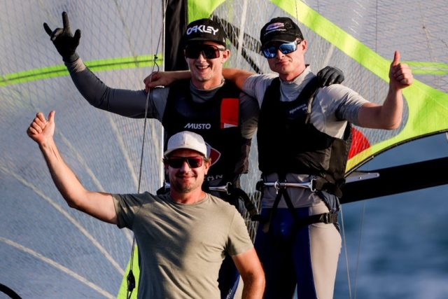 Das Erfolgsduo mit Coach Max Groy. ©Sailing Energy / Oman Sail