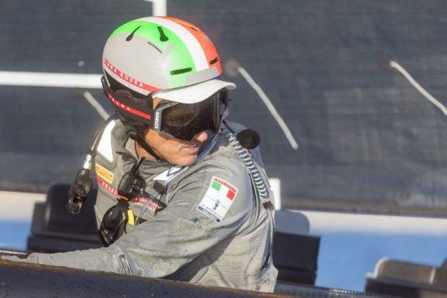 Bruni auf seinem Backbord-Steuermann-Platz. © Luna Rossa Prada Pirelli | Carlo Borlenghi