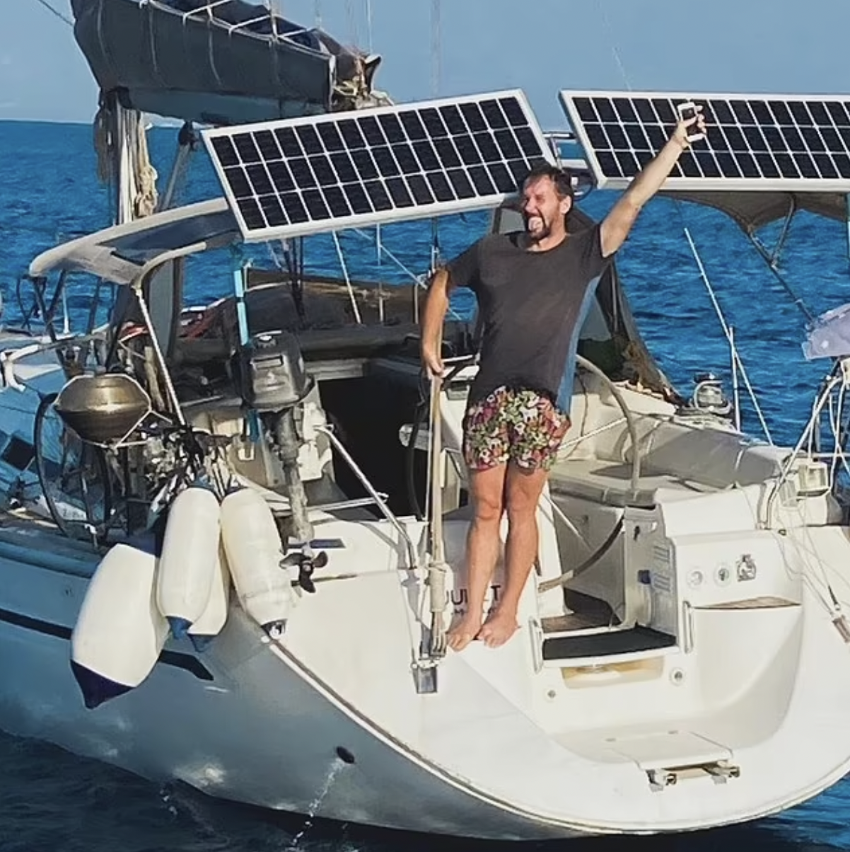 Mann über Bord: Einhandsegler schwimmt 17 km zur Küste – Yacht rammt Felsen  und sinkt