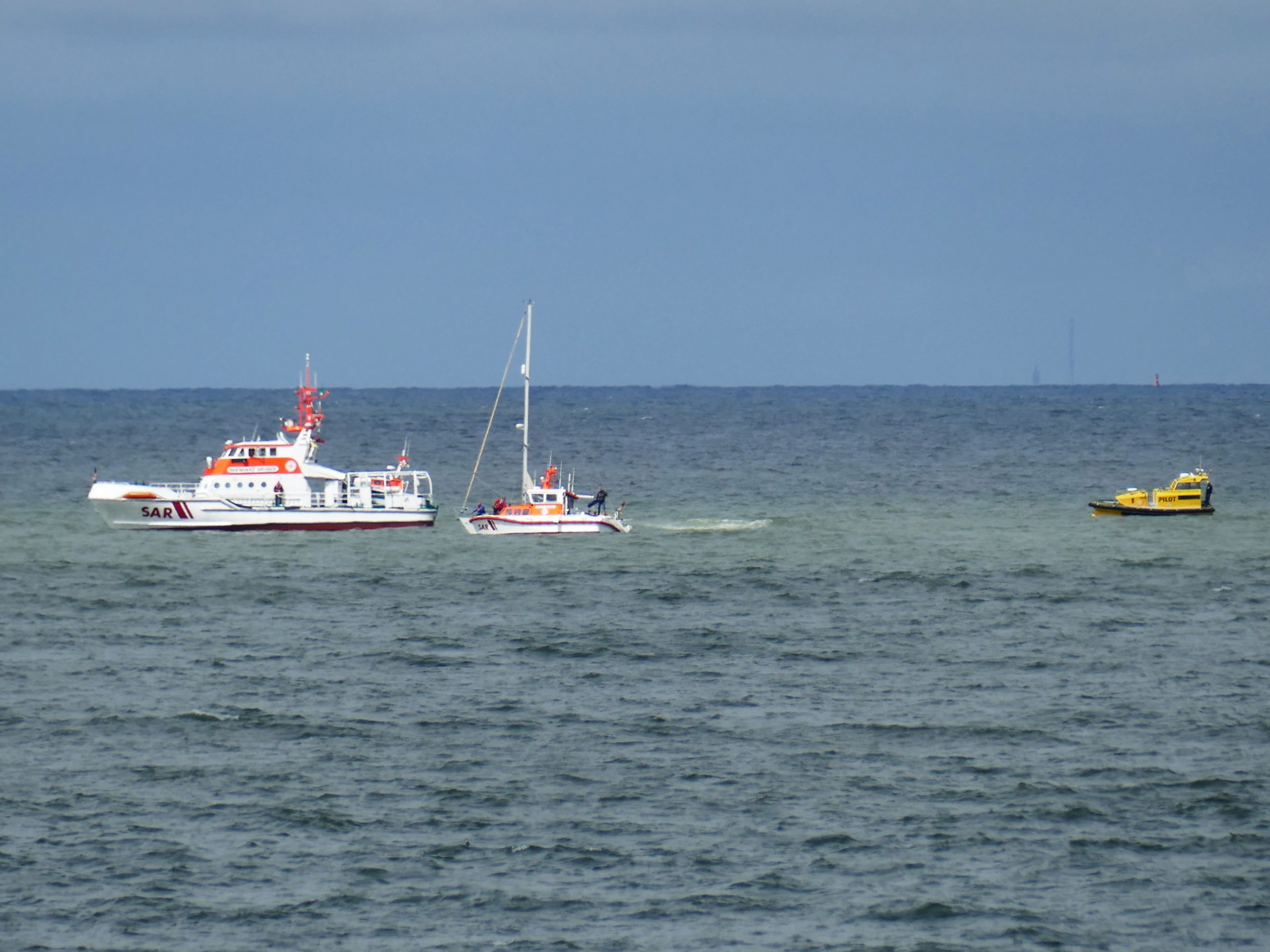 Seenotretter und Lotsenversetzer im Einsatz für Segelyacht vor Wangerooge
