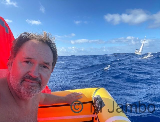 Martin Daldrup hat die Rettungsinsel bestiegen und lässt seine sinkende Yacht achteraus. © M. Jambo