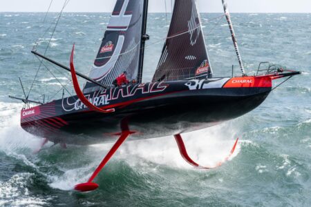 Erstes IMOCA-Saisonrennen: Jérémie Beyou tritt mit 49er-Seglerin gegen Malizia an