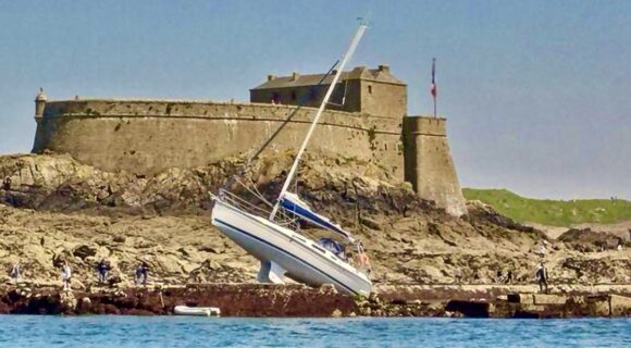 Eine Yacht auf den Steinen der Gezeiteninsel Petit-Bé, vor Saint-Malo © FB