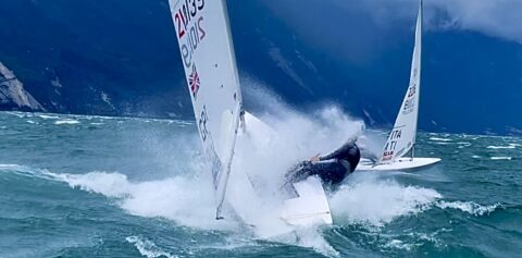 Micky Beckett, der aktuell formstärkste ILCA-Segler der Welt kämpft sich über den Gardasee. © N. Thompson