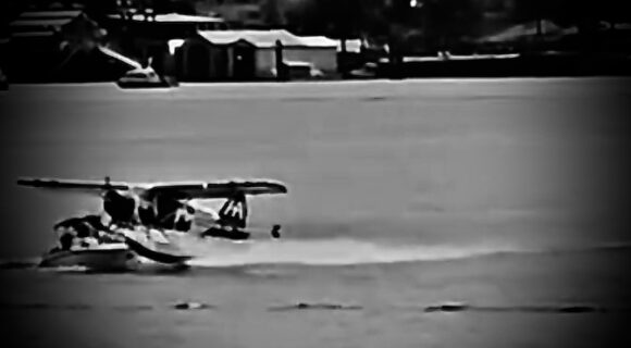 Wasserflugzeug Crash mit Boot