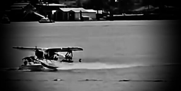 Wasserflugzeug Crash mit Boot