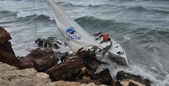 Balearen-Unwetter Videos : Yachten an der Küste angespült – Superyacht gestrandet