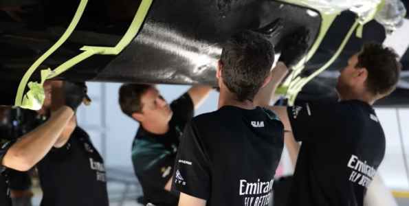 America’s Cup Video: Wie „Taihoro“ aus dem Kran gefallen ist – Fast das Foil gebrochen