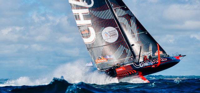 IMOCA: 20 Boote beim Defi Azimut vor Lorient – Boissières vom Fischerboot gerammt