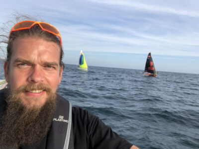 Mini Globe Race: 15 Einhandskipper segeln im Sperrholz-Bötchen um die Welt – Christian Sauer ist dabei