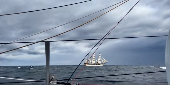 Windjammer am Kap Hoorn: Damien Seguin trifft deutsches (ex) Feuerschiff in voller Fahrt