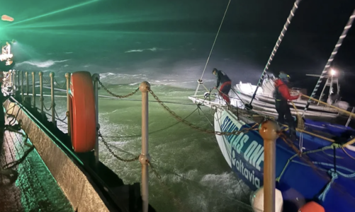 Vendée Globe:  Eric Bellion ist der sechste Ausfall – Haariger Anleger auf den Falklandinseln bei 50 Knoten