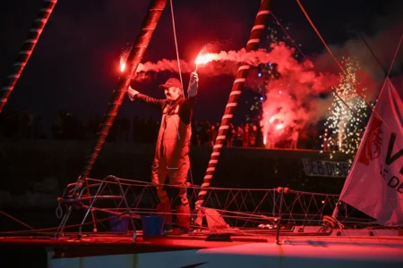 Vendée Globe: Deutsch-Schweizer Oliver Heer im Ziel – Von Alex Thomson emanzipiert