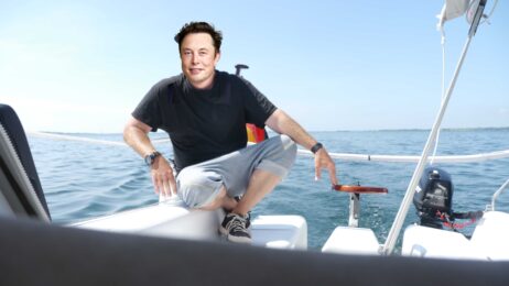 Fotomontage: Elon Musk auf einem Segelboot