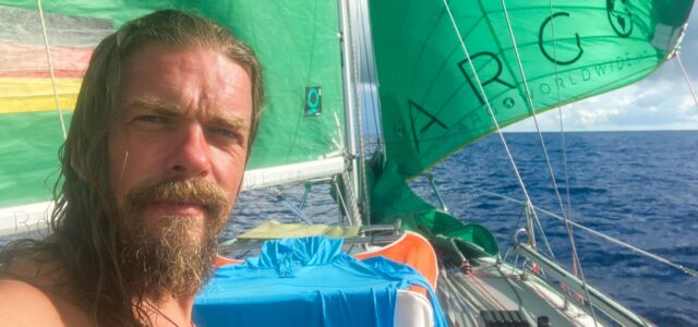 Mini Globe: Christian Sauer mit starken Schmerzen auf Rang 6, Kurs Tonga – Parole: durchhalten!