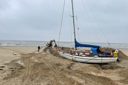 Yacht aus Duisburg auf französischem Strand: Ein Monat lang festgefahren auf der Sandbank