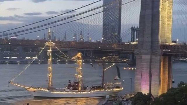 Die Cuauhtémoc rammt die Brooklyn Bridge