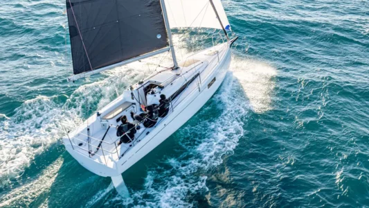 Geschäftsbericht der Beneteau-Gruppe: Schwacher Jahresauftakt – Minus von 43 Prozent